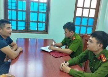 9X kề dao vào cổ hàng xóm bắt sang nhà để hành hung