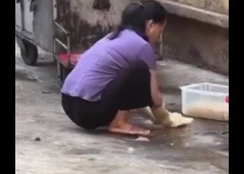 CLIP: Người phụ nữ ‘vệ sinh dụng cụ’ nướng thịt bằng cách mài dưới nền đất