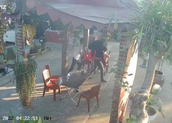 CLIP: Thanh niên chê vợ bạn đẻ con gái bị ăn ngay một điếu cày gục tại chỗ