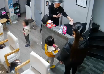 Bà lôi cả con lẫn cháu ra tiệm tóc vì 'cắt 3 sợi tóc' hết 150 nghìn và cái kết không thể ngượng hơn