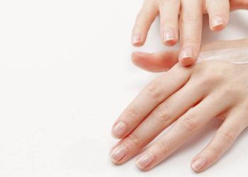 Bàn tay và bàn chân bị khô ráp, làm cách nào để xử lý?