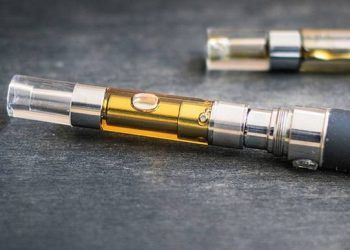 Bé 5 tuổi nguy kịch sau khi uống dung dịch trong dụng cụ thuốc lá điện tử