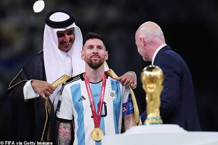 Bí mật về chiếc áo choàng đen Messi mặc khi giương cao cúp vô địch World Cup 2022