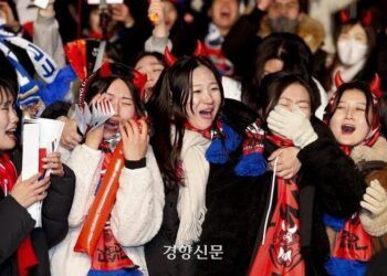 Biển người Hàn Quốc cuồng nhiệt ăn mừng chiến thắng dưới cái lạnh âm độ C, bên cạnh... xe cấp cứu