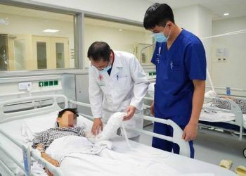 Bình gas mini phát nổ, bé trai dập nát tay, bỏng mặt