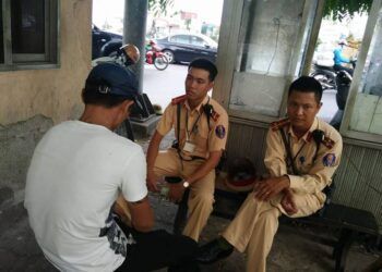 CLIP: Người dân cứu 1 thanh niên nhảy cầu tự tử vì thua cá độ bóng đá