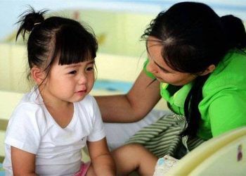Cha mẹ dù bận "tối mắt, tối mũi" cũng phải bên con trong 4 tiếng "vàng ngọc" sau