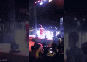 Clip: Dàn đèn sân khấu nhạc nước ở Bình Dương đổ sập