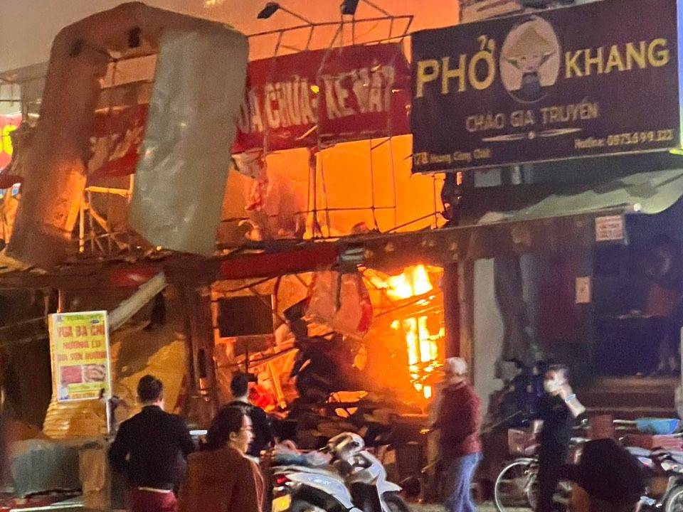 Clip: Tiếng nổ rung trời và hiện trường hoang tàn sau vụ cháy tiệm sửa xe ở Hà Nội