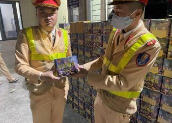 CSGT phát hiện xe vi phạm chở 1 tấn pháo lậu