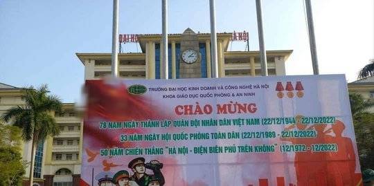 Đình chỉ 2 cán bộ trường đại học ở Hà Nội vì in pano có hình cờ Trung Quốc