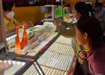 Giá vàng hôm nay 6-12: Bốc hơi dữ dội