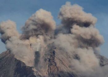 Indonesia nâng cảnh báo lên mức cao nhất sau khi núi lửa Semeru phun trào