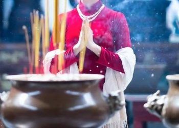 kinh hai voi nguoi con song ben xac me hang thang troi Cô gái ngủ bên xác mẹ hàng tháng trời hi vong mẹ sẽ sống lại Kinh hãi với người con sống bên xác mẹ hàng tháng trời