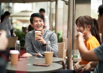 Làm sao để nâng cấp kỹ năng kể chuyện và tự tin hơn khi bạn là người ngại xã giao?