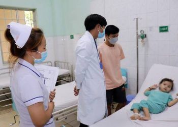 Lấy búi tóc to như banh tennis khỏi dạ dày bé gái ba tuổi mắc hội chứng ăn tóc