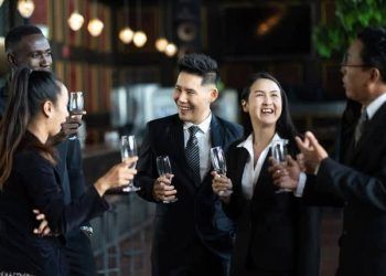 Mệt mỏi vì quá nhiều tiệc tùng sau giờ làm: Làm sao để từ chối đồng nghiệp nhưng không mất lòng?