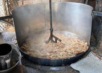 Mua mỡ heo, da heo đổ đống dưới sàn nhà rồi chế biến thành dầu, tóp mỡ