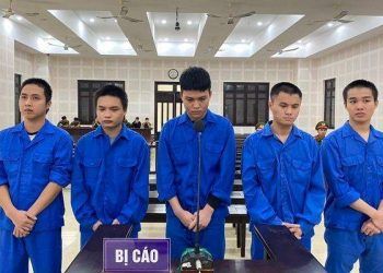 Nam thanh niên bị đánh nhập viện vì hôn tay nữ nhân viên rót bia