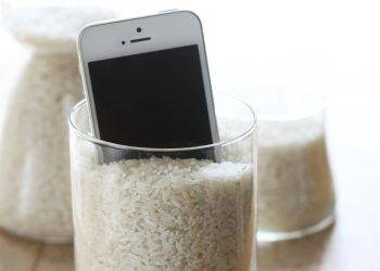 Nên làm gì nếu điện thoại dính nước?