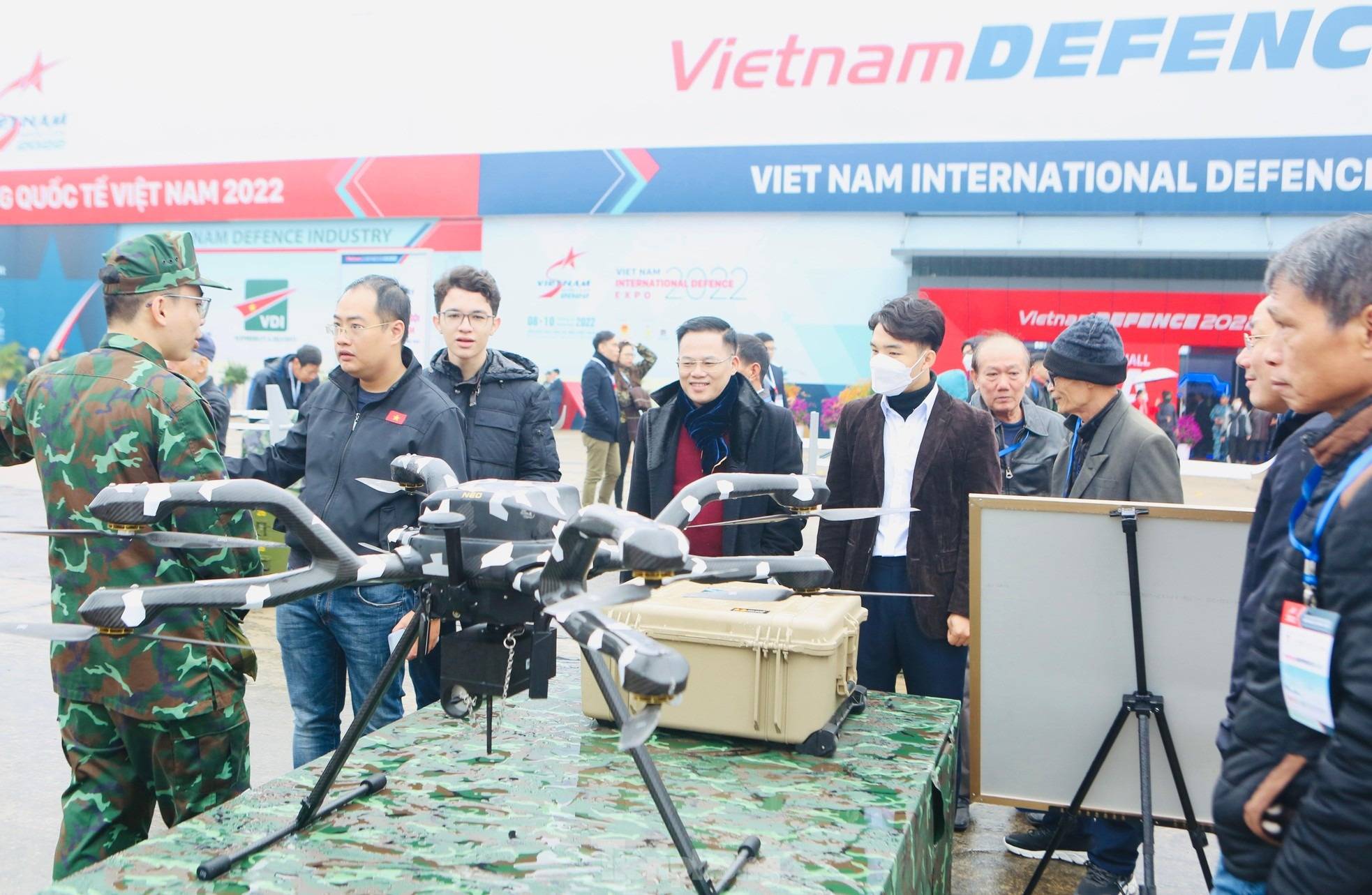 Người dân đội mưa xem triển lãm Quốc phòng quốc tế Việt Nam 2022