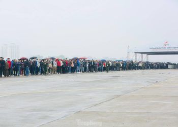 Người dân đội mưa xem triển lãm Quốc phòng quốc tế Việt Nam 2022