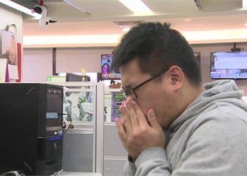 Người đàn ông bị thủng màng nhĩ cả 2 tai vì thói quen nhiều người mắc khi hắt hơi