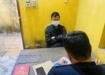 nguoi dan ong dau dien vao cong sat de sat hai ban gai Quảng Ninh: Gã đàn ông đấu điện vào cổng sắt để sát hại "bạn gái cũ" Người đàn ông đấu điện vào cổng sắt để sát hại "bạn gái"