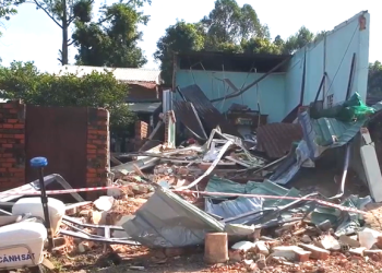 nguoi dan ong dung xe muc pha sap hai can nha do mau thuan voi hang xom Bình Phước: Người đàn ông dùng xe múc phá sập hai căn nhà của hàng xóm Người đàn ông dùng xe múc phá sập hai căn nhà do mâu thuẫn với hàng xóm