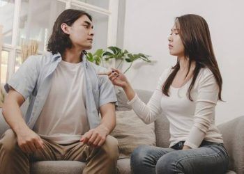 Nhận diện kẻ nói dối qua 12 dấu hiệu ngôn ngữ cơ thể