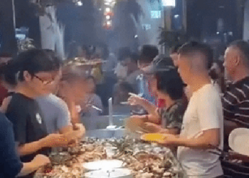 Nhiều người ăn buffet thường cố ăn thật nhanh và nhiều nhưng hoá ra cách làm này hoàn toàn sai và còn bị “lỗ” nặng