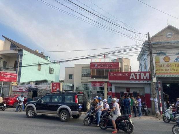 Nóng: Rất đông công an ngoài một ngân hàng nghi bị cướp ở Đồng Nai