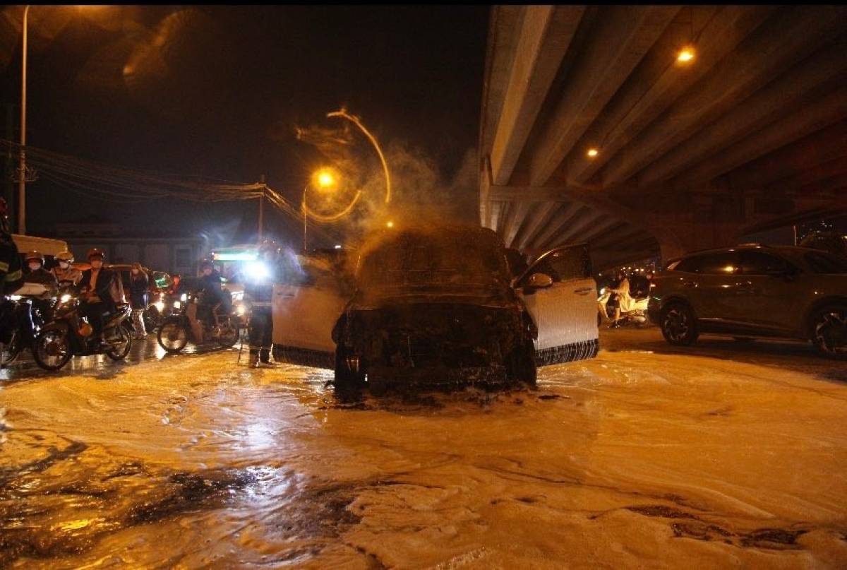 Ô tô SantaFe bốc cháy dữ dội trên phố Hà Nội, tài xế kịp thoát ra ngoài