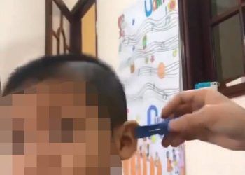 phan no clip co giao mam non lien tuc lay kep quan ao bao hanh be trai Clip: Cô giáo mầm non liên tục lấy kẹp quần áo bạo hành bé trai gây phẫn nộ Phẫn nộ clip cô giáo mầm non liên tục lấy kẹp quần áo bạo hành bé trai