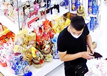 Phát hiện nam thanh niên chuyên dùng tiền giả mua hàng vào ban đêm