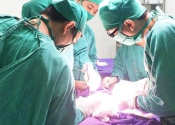 phau thuat cap cuu thanh cong be gai 1 ngay tuoi bi tac ruot bam sinh Phẫu thuật thành công bé gái 1 ngày tuổi bị tắc ruột bẩm sinh tại Quảng Ninh Phẫu thuật cấp cứu thành công bé gái 1 ngày tuổi bị tắc ruột bẩm sinh