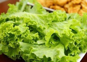 Rau sống được nhiều người ưa thích nhưng ai nên hạn chế ăn?