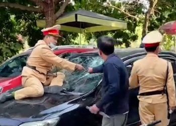 Tạm giữ hình sự tài xế vi phạm nồng độ cồn, hất CSGT lên nắp ca pô ô tô bỏ chạy