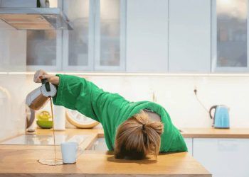 Thức khuya xem bóng đá, ngủ bù vào ngày hôm sau có phải là cách hồi phục sức khỏe đúng?