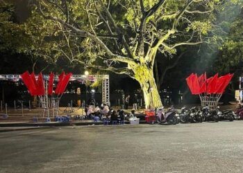 Thưởng thức đồ ăn vặt tại Hồ Gươm, cô gái mất 320.000 đồng cho 4 củ khoai