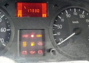 Trùm xe, hết xăng mới đổ và những thói quen 'giết' ô tô mà bạn cần tránh