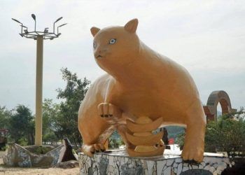 Tượng mèo giống chuột gây tranh cãi ở Thanh Hóa