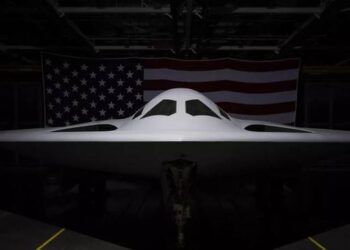 Uy lực máy bay ném bom tàng hình B-21 mới nhất của Mỹ