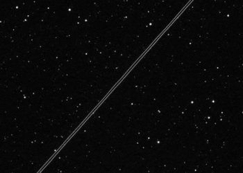 ve tinh lien lac lon nhat the gioi dang la moi de doa cho cac kinh thien van Vệ tinh liên lạc lớn nhất thế giới gây nhiễu kính viễn vọng quang học và vô tuyến Vệ tinh liên lạc lớn nhất thế giới đang là mối đe dọa cho các kính thiên văn