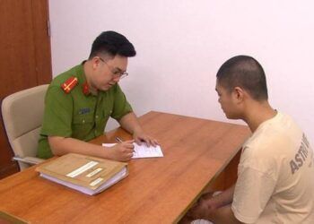 Vô cớ bị cầm dao phóng lợn truy đuổi, thiếu niên lao xe lên vỉa hè tử vong