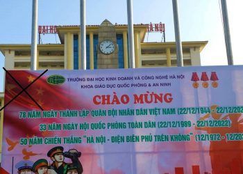 Vụ pano in cờ Trung Quốc: Trường đại học giải trình lỗi sai nghiêm trọng, nhờ công an vào cuộc