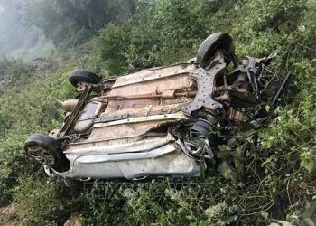 Xe taxi rơi xuống vực sâu 120 m, tài xế cùng 2 nam nữ hành khách bị thương nặng