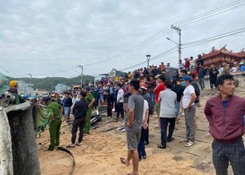 Xe trộn bê tông tuột phanh lao ra biển, 3 người thương vong