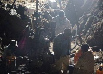 36 tiếng trôi qua vẫn chưa cứu được bé trai lọt trong trụ bê tông ở Đồng Tháp