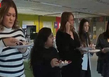 Ăn bánh ngọt tại công sở có hại ngang hút thuốc lá thụ động